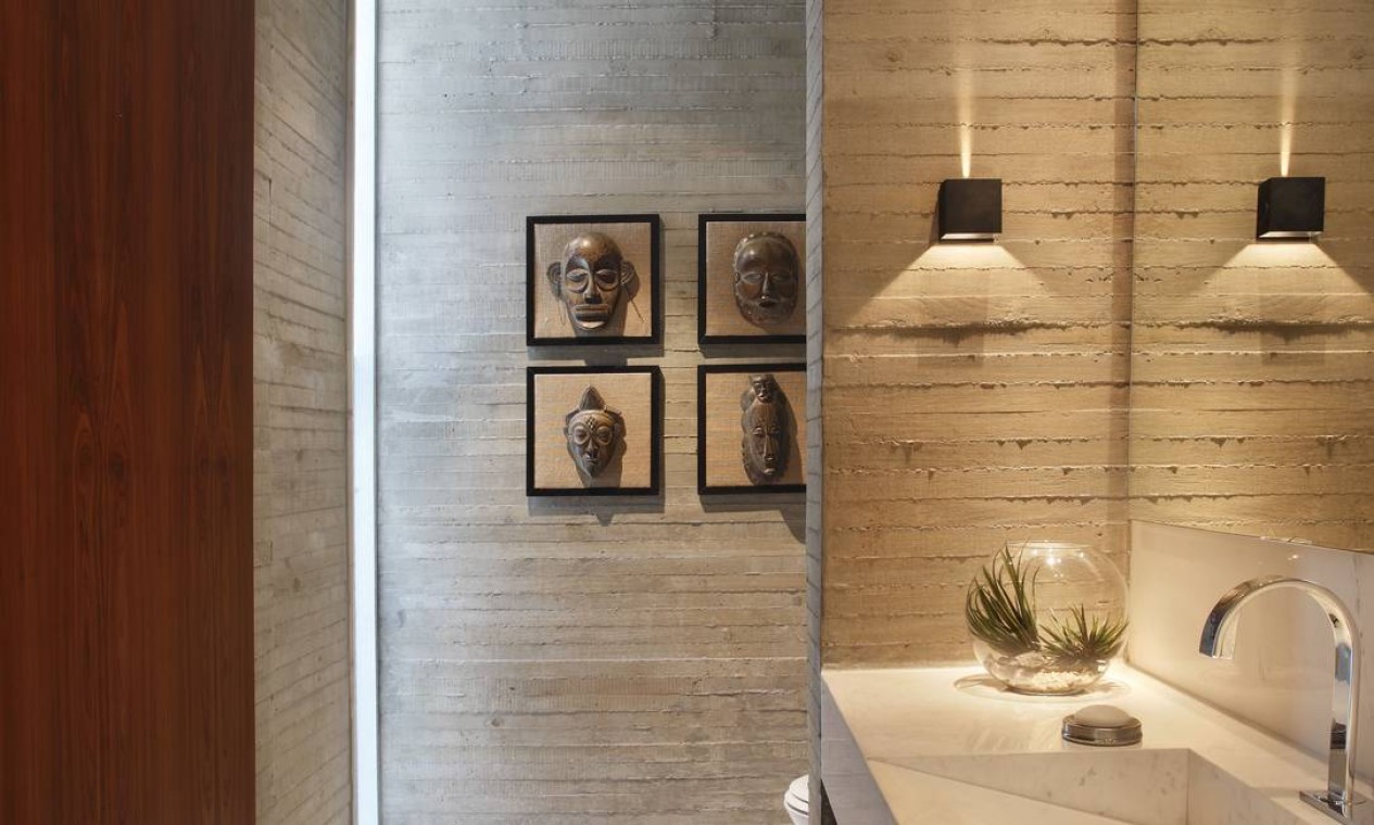 No banheiro, assim como em muitos ambientes da casa, predominam tons de bege e cinza Foto: MCA Studio / Divulgação
