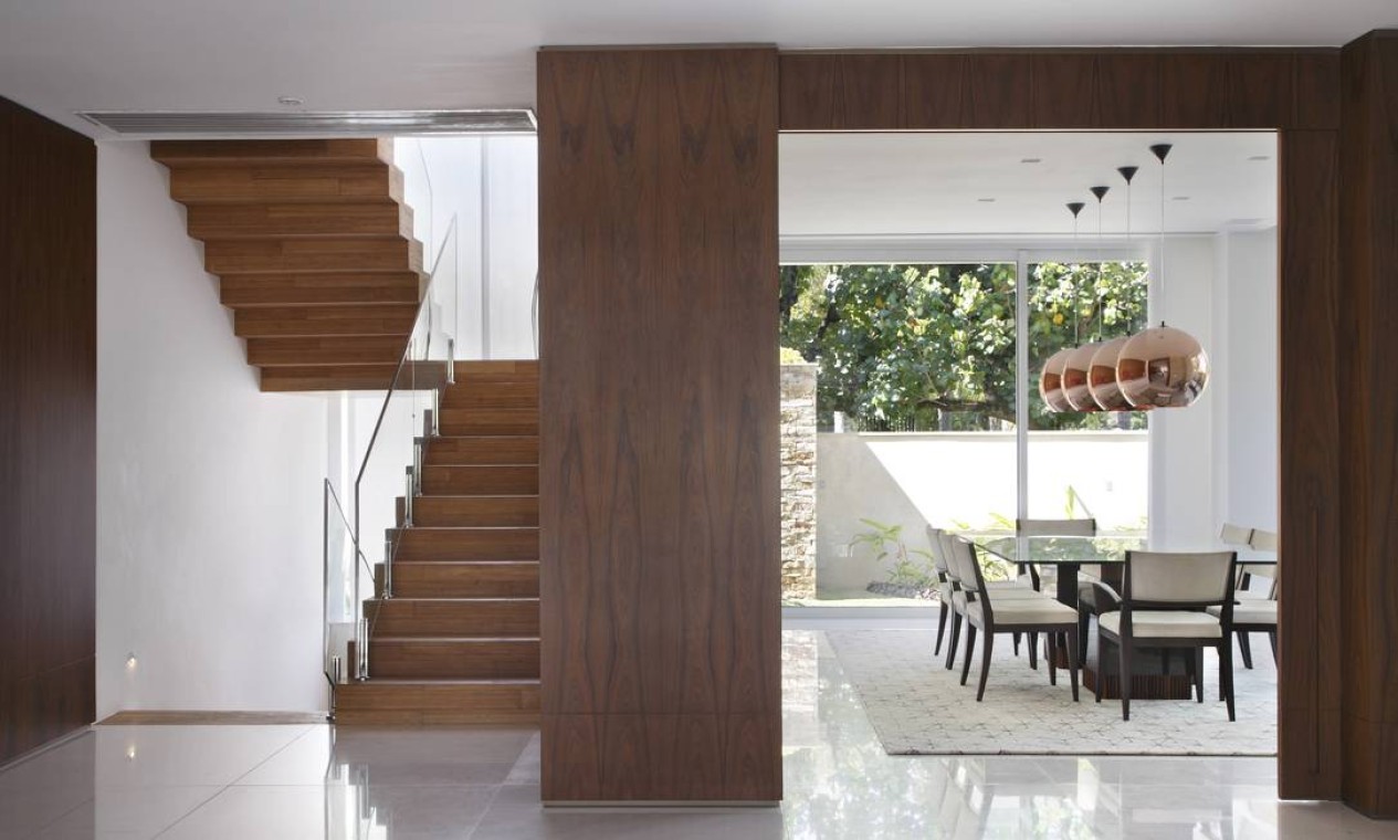 A escada, de réguas de bambu da Indonésia, é funcional e decorativa Foto: MCA Studio / Divulgação