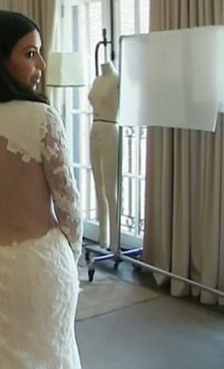 Detalhe do look de casamento de Kim - transparência até no altar Foto: Divulgação/ E!