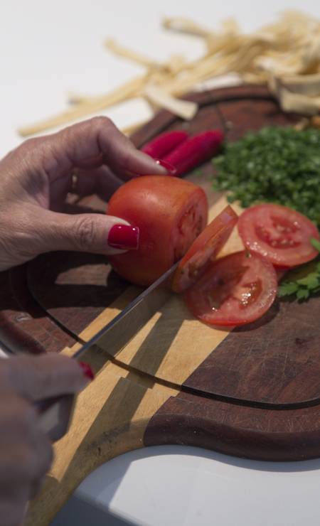 Tomate, vinho branco e pimenta estão entre os ingredientes da receita Foto: Leo Martins / Agência O Globo