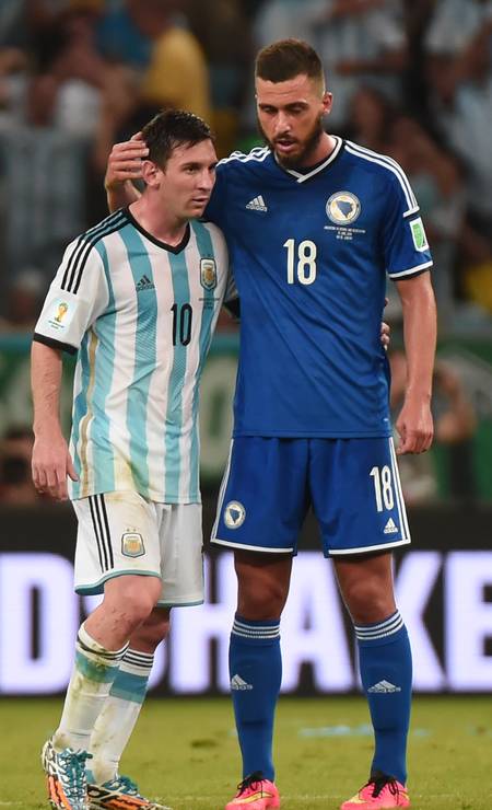 O bósnio Haris Medunjanin conversa com Messi durante a partida entre Bósnia e Argentina. Os hermanos ganharam, mas ao que tudo indica, quem precisa de consolo é o argentino... Foto: DAMIEN MEYER / AFP