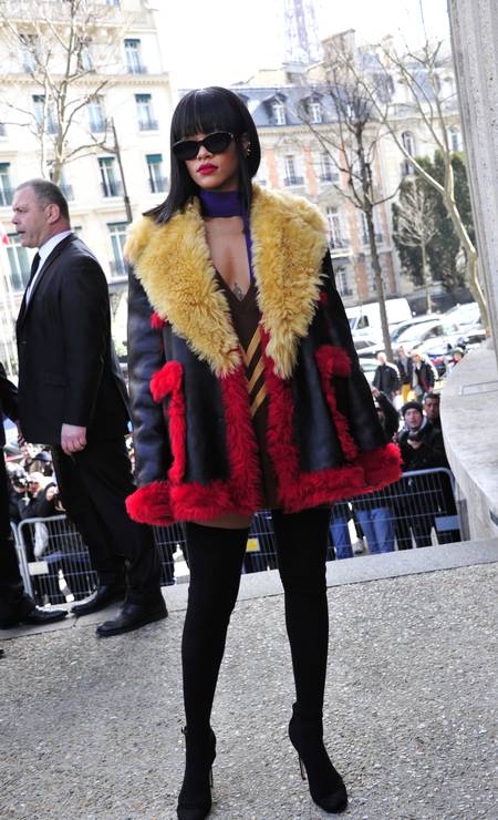 Rihanna erra com looks exóticos em Paris