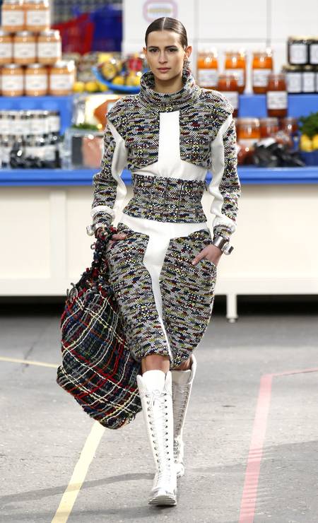 CHANEL LE GRAND EMPIRE カタログ 2000年 Escolha o seu estilo! Chanel transforma o Grand Palais em