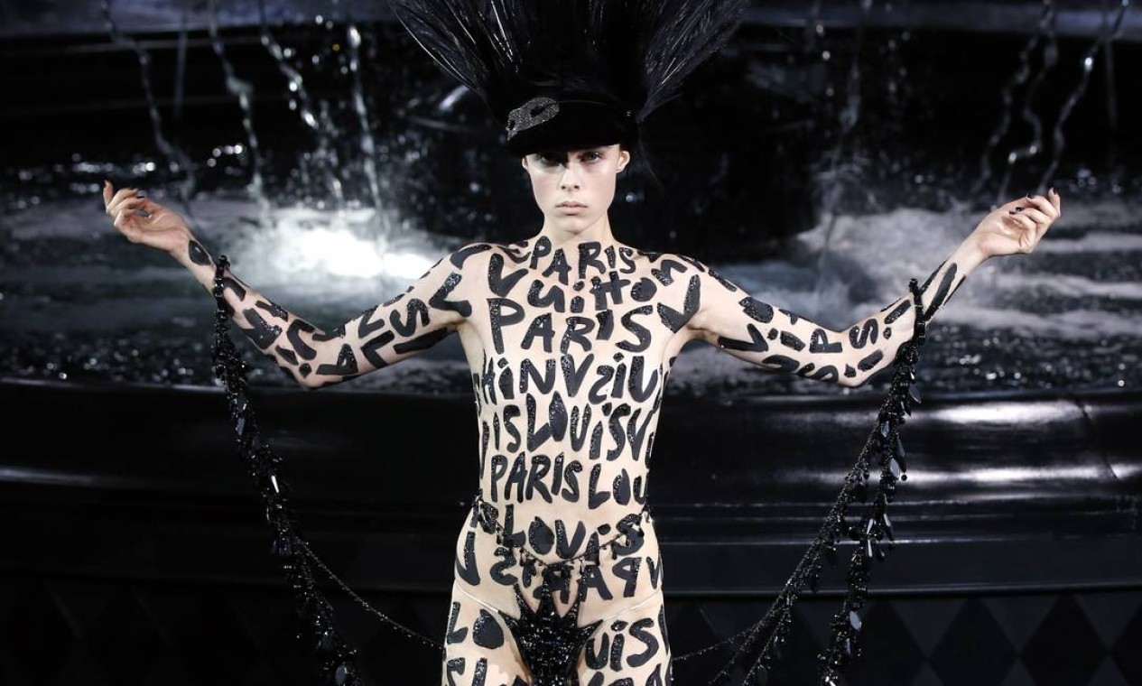 Marc Jacobs deixa a Louis Vuitton e apresenta uma impactante