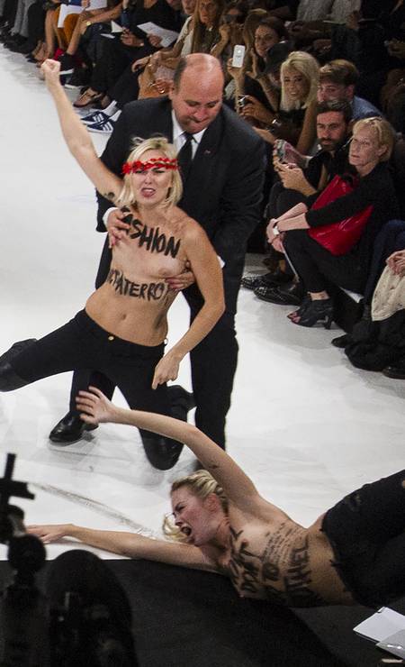 Nas redes sociais, internautas disseram acreditar que o protesto é contra a sexualização da moda Foto: Jacques Brinon / AP