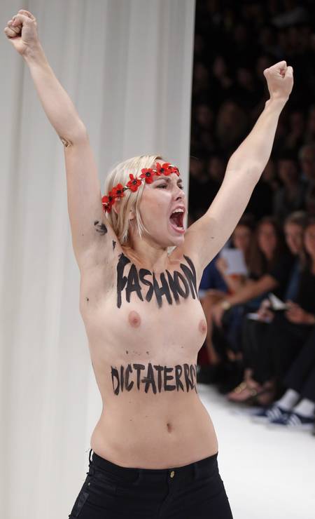 Esta fazia um protesto contra a "ditadura da moda" Foto: BENOIT TESSIER / REUTERS