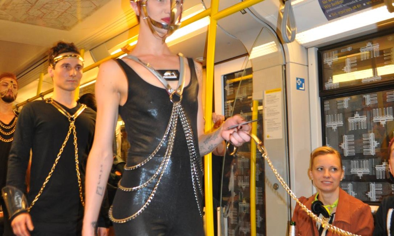 Modelos desfilam roupas sadomasoquistas em metrô de Berlim - Jornal O Globo