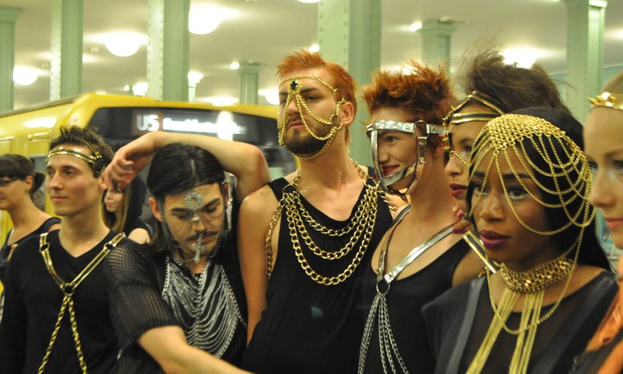 Modelos desfilam roupas sadomasoquistas em metrô de Berlim - Jornal O Globo