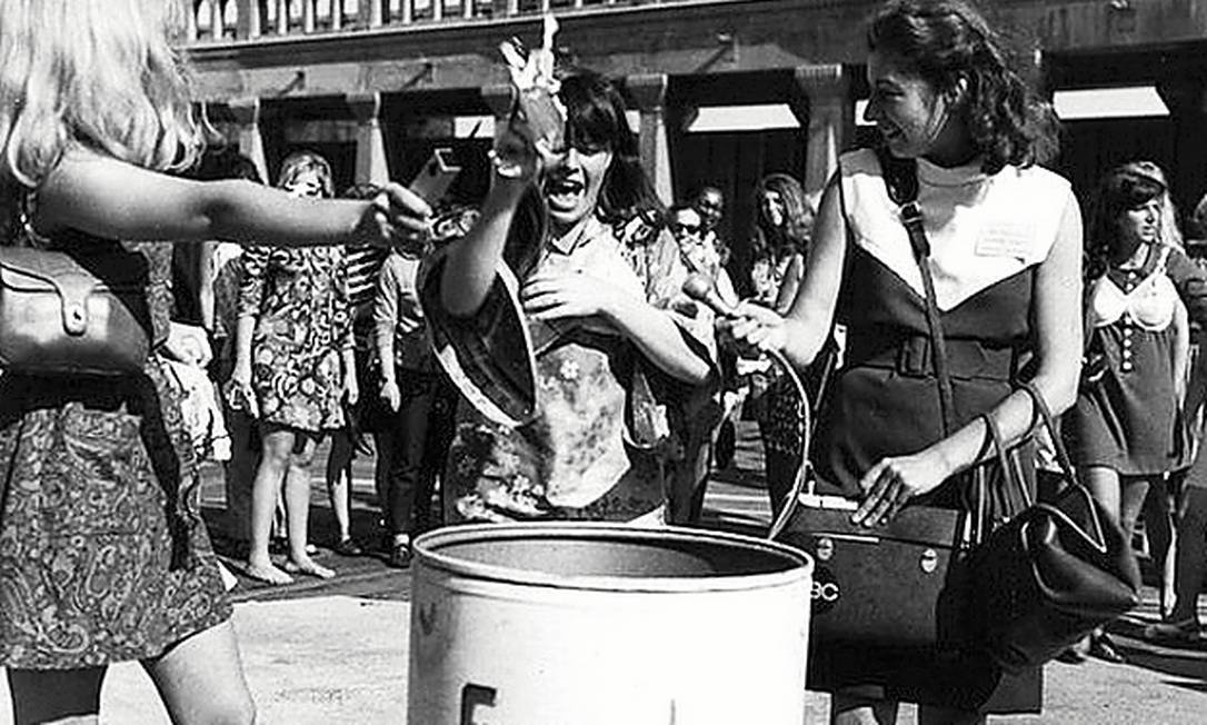 O Women's Liberation Movement protestou contra a exploração comercial do corpo feminino durante o Miss America, em 1968. Sapatos de salto e batom foram para o lixo Foto: Terceiro / Divulgação
