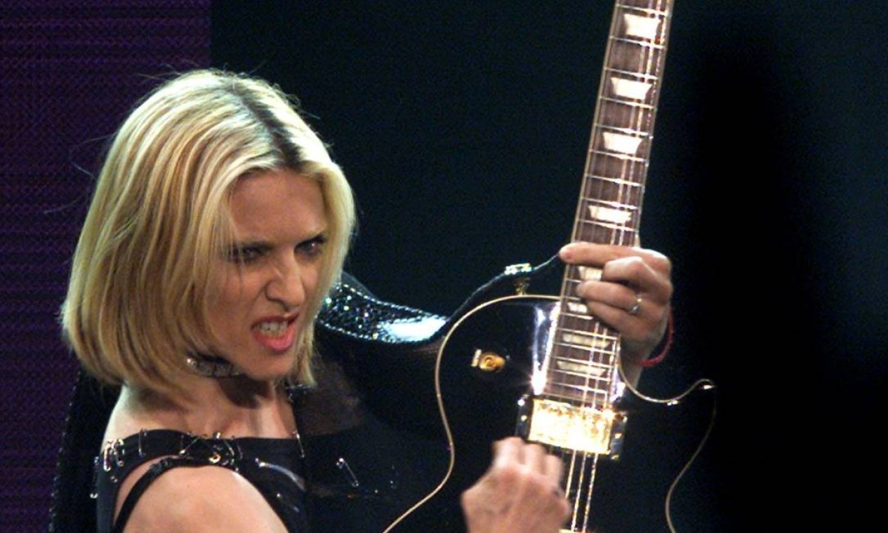 Na turnê "Drowned World", de 2001, que não passou pelo Brasil, a aposta de Madonna foi nas mechas. Mas o loiro continuou predominante Foto: Alexandra Winkler / Reuters