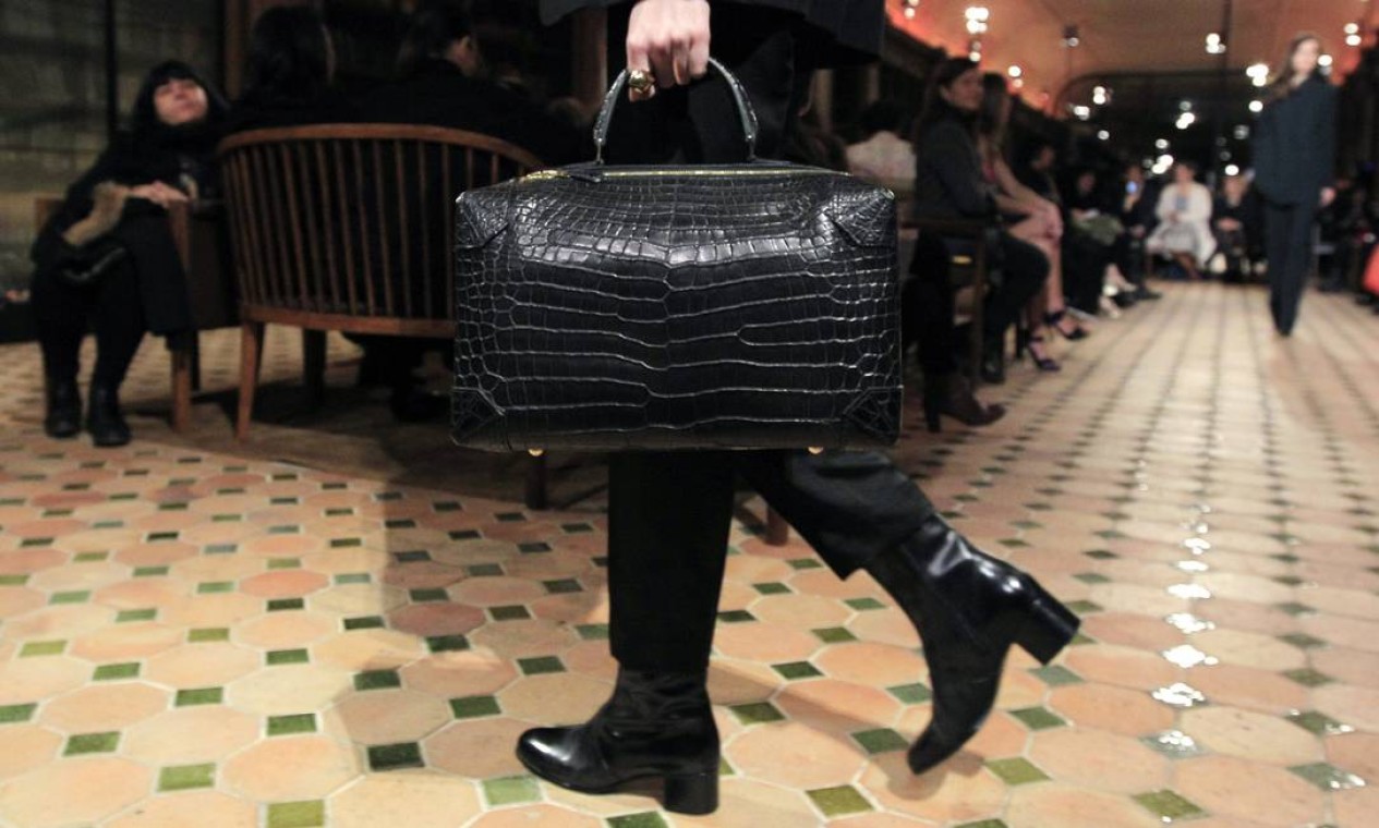 Zíperes e bolsas exageradas dominam desfile da Louis Vuitton em Paris