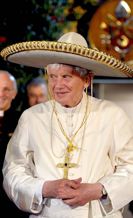 Numa visita ao México, em março de 2012, Bento XVI quebrou o protocolo e posou com um sombrero, presentado por uma fiel católica na cidade de León Foto: OSSERVATORE ROMANO / AFP PHOTO / OSSERVATORE ROMANO