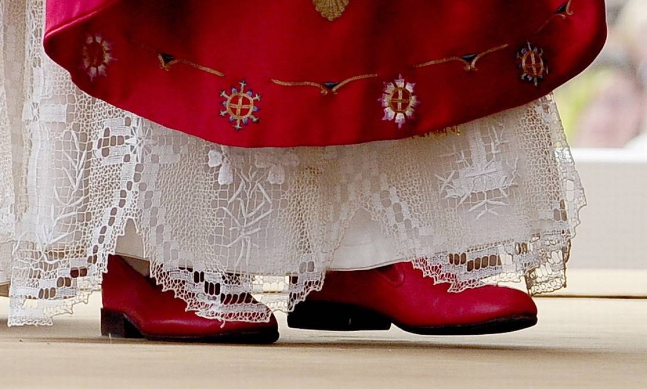 A polêmica em torno do par de sapatos vermelho da Prada já levou o papa Bento XVI a entrar na lista dos homens de vestuário "controvertido ou significativo", feito pela "Esquire", em 2007. A revista elegeu os calçados como os melhores acessórios daquele ano. Quando os fashionistas começaram a especular que Bento XVI usava a marca de luxo italiana, a Prada informou que não sabia que ele tinha seus sapatos, mas estava feliz com a notícia. Em 2008, o jornal oficial do Vaticano desmentiu a notícia, dizendo que a conversa era "frívola" e afirmou que "o Papa não veste Prada, mas sim Cristo". No entanto, o Vaticano não informou a marca do acessório. Foto: Marino Azevedo / Marino Azevedo