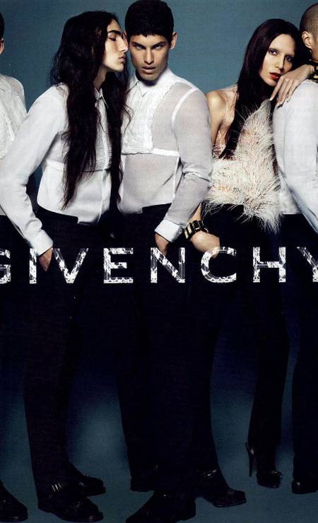 Na campanha de inverno 2011 da Givenchy - o primeiro grande trabalho de Lea -, o cabelo era bem longo e escuro Foto: Reprodução