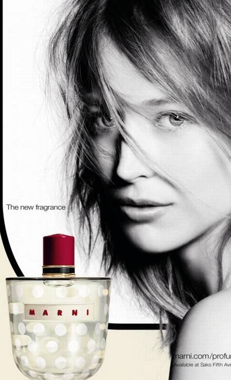 Raquel Zimmermenn também a musa do primeiro perfume da Marni. A foto foi feita por Nick Knight Foto: Reprodução