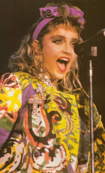 Nos meados dos anos 1980, Madonna era ícone absoluto de uma geração. Seu visual inspirava garotas do mundo inteiro. Todas queriam ser a cantora. As "wannabe" andavam por aí vestidas e penteadas como a estrela Foto: Reprodução