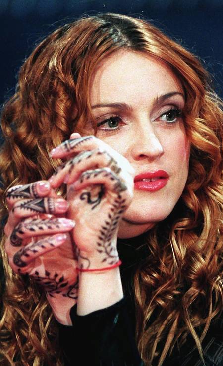 Em 1998, Madonna embarcou em uma fase zen. Cabala e ioga agora são assuntos de seu interesse. Para completar o discurso, o cabelo ganhou cachos e um tom mais natural Foto: Achim Scheidemann / AFP