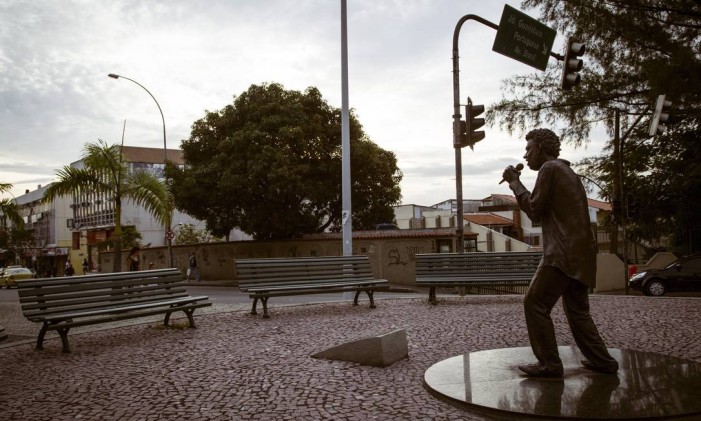 A estátua de bronze de Renato Russo, um dos moradores ilustres da Ilha Foto: Fernando Lemos / Agência O Globo (15/05/2015)