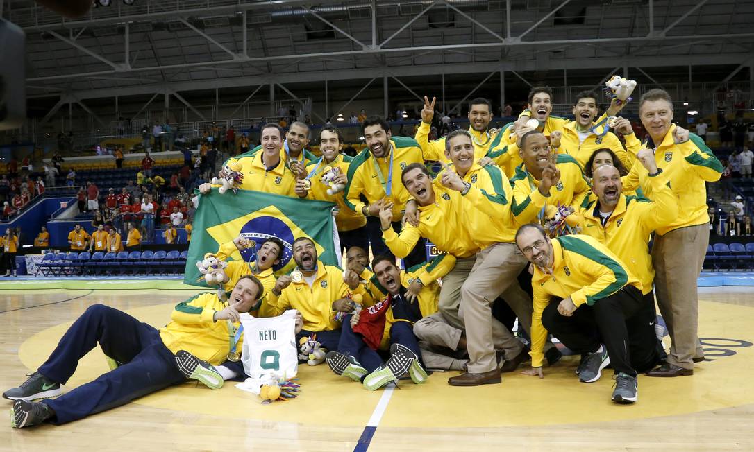 No basquete masculino, Brasil amassa o Chile e avança no Pan