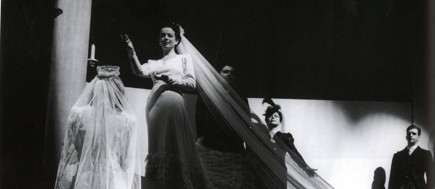 Cena de 'Vestido de noiva', de Nelson Rodrigues, marco do teatro moderno Foto: Divulgação