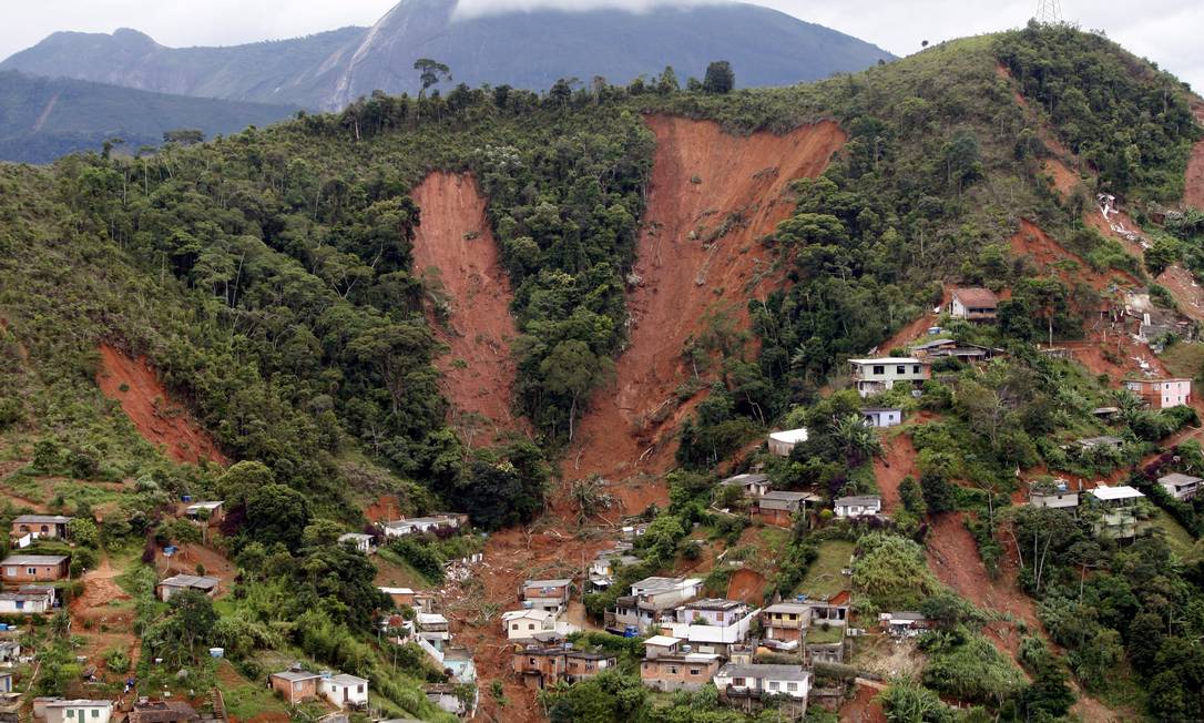 
Em 2011, chuvas fortes causaram destruição e mortes na Região Serrana
Foto:
Domingos Peixoto/Arquivo/12-01-2011
