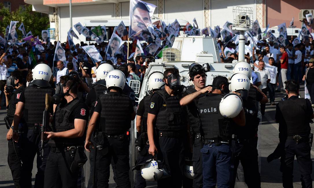 
A polícia antidistúrbios turca tenta controlar manifestantes curdos em Diyarbakir, que protestavam contra a prisão do líder regional Abdullah Ocalan: violência cresce dos dois lados
Foto:
ILYAS AKENGIN
/
AFP
