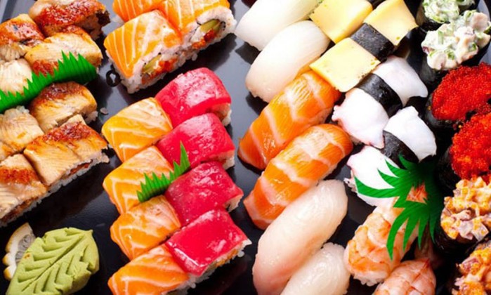 Sushi salmão e desenhos animados amigos colorido engraçado plano