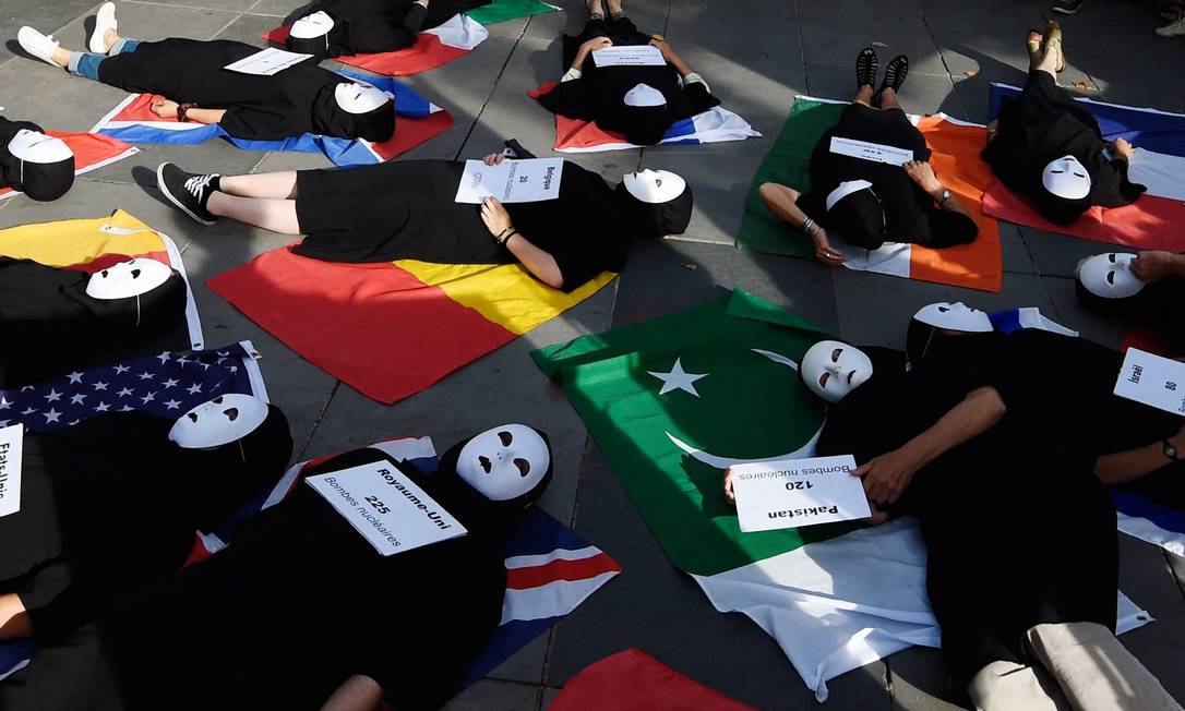 パリでは、日本の都市への爆撃から70周年を記念して、活動家たちが核兵器に反対するデモを行っている 写真: ALAIN JOCARD / AFP