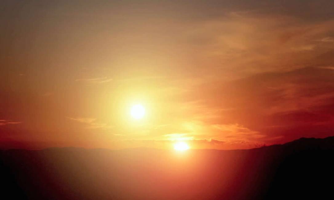 
Ilustração de um ‘pôr do Sol duplo’ como o do fictício Tatooine, da saga ‘Guerra nas estrelas’, que seria visível da superfície de um exoplaneta circumbinário como o Kepler 453b, não fosse o novo planeta extrassolar provavelmente um inabitável gigante gasoso
Foto:
NASA/Centro de Pesquisas Ames/Missão Kepler
