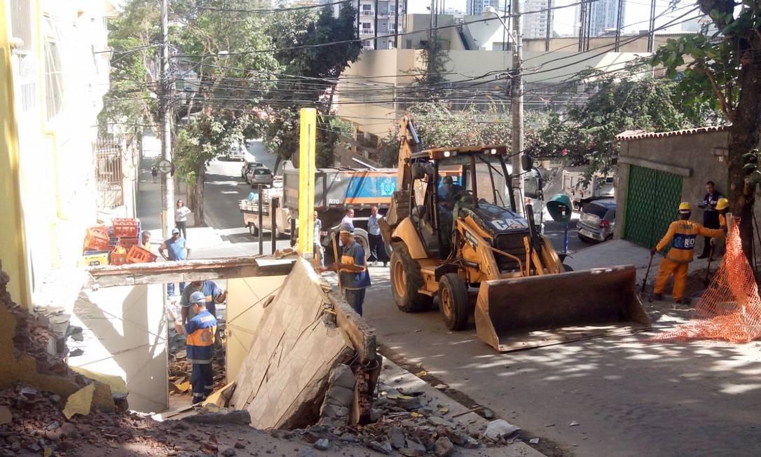 Prefeitura demole construção irregular de casa que avança sobre a ...
