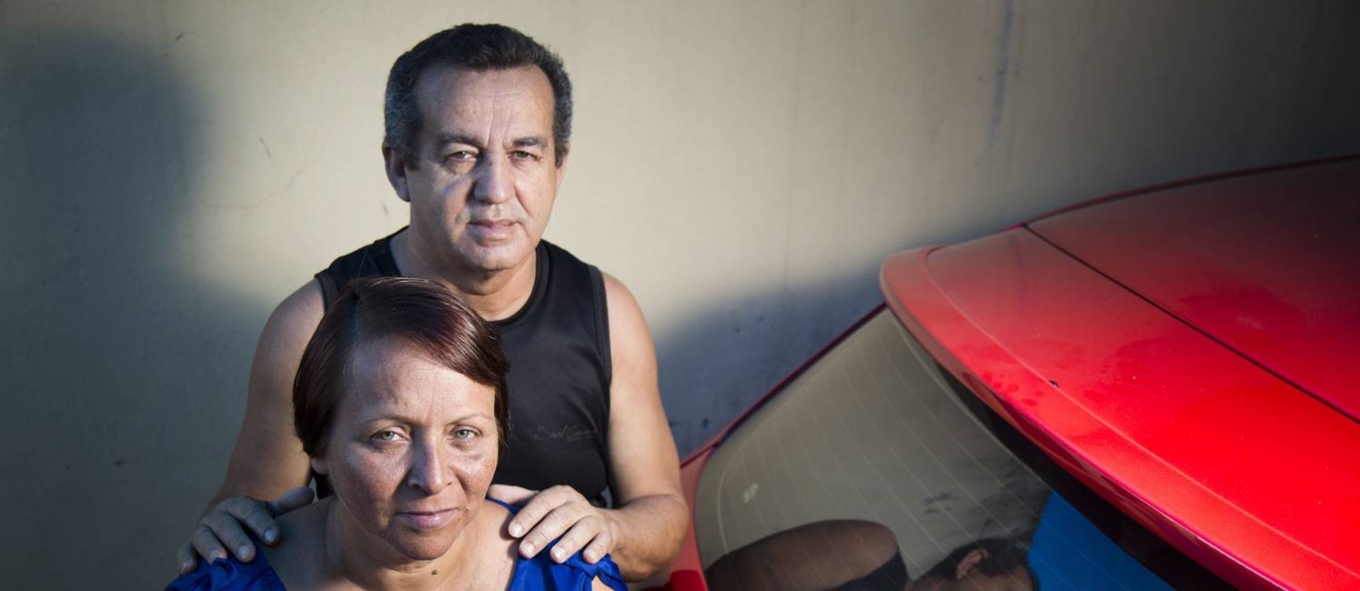 O casal Marlene e Mario de Almeida, de Queimados, transferiu a lanchonete aberta em 2012 para a garagem Foto: Mônica Imbuzeiro / Agência O Globo