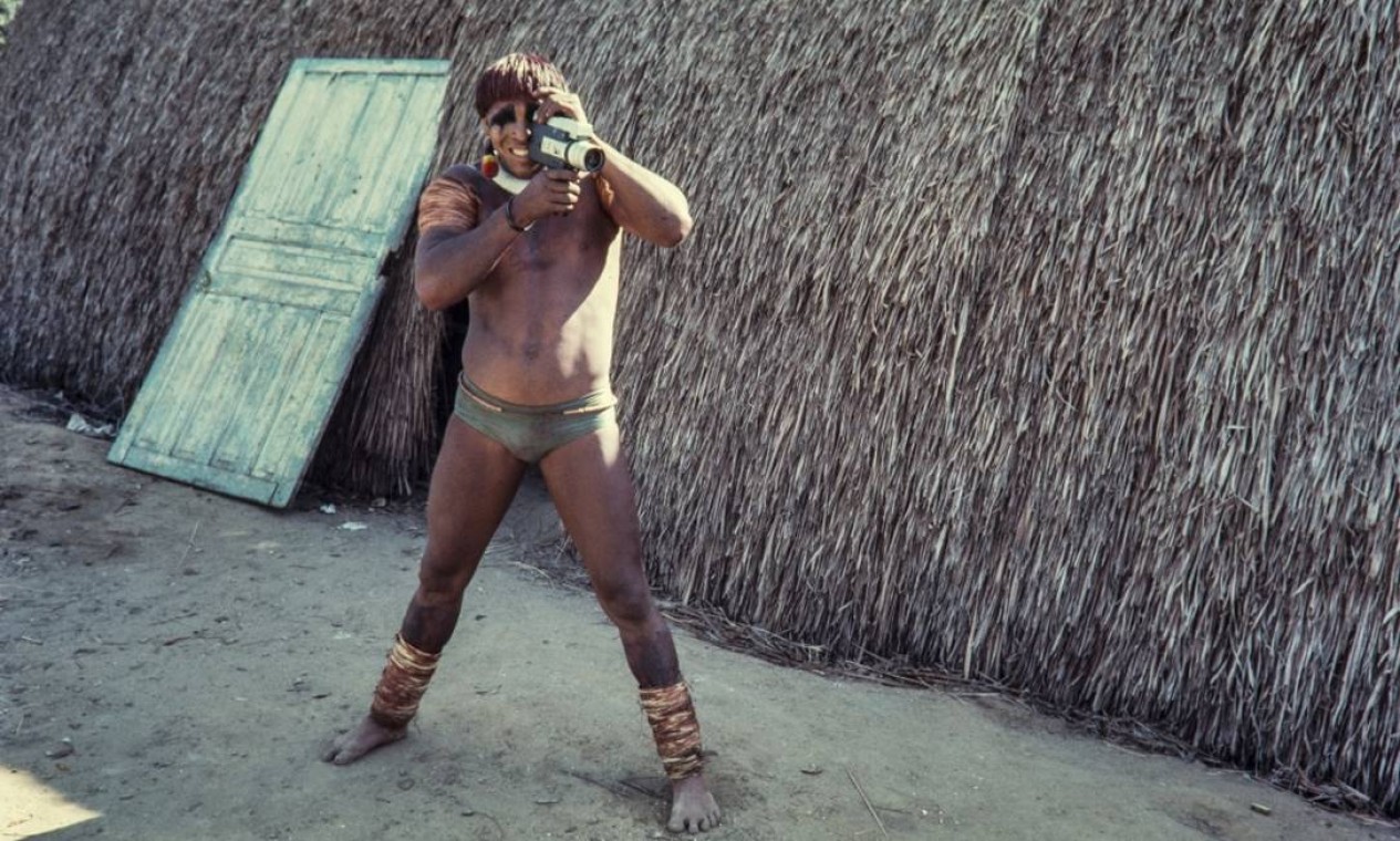 Índio com filmadora do antropólogo em aldeia yawalapíti no Alto Xingu, em 1976. Foto: Divulgação/Eduardo Viveiros de Castro
