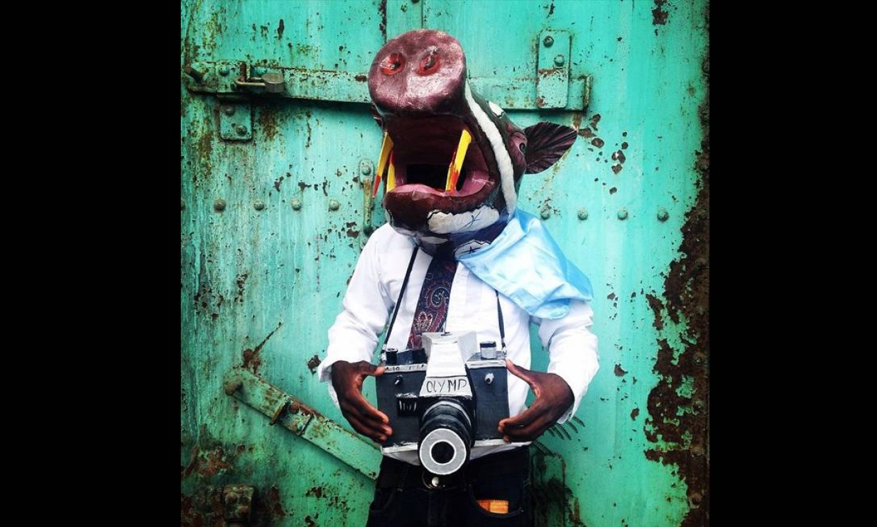 Imagem integrante do Everyday Latin America, um dos perfis do Instagram do projeto Everyday Everywhere. Um jovem usa uma máscara de papel-machê no carnaval de Jacmel, no Haiti. Foto: Marie Arago/Everyday Latin Ameri / .