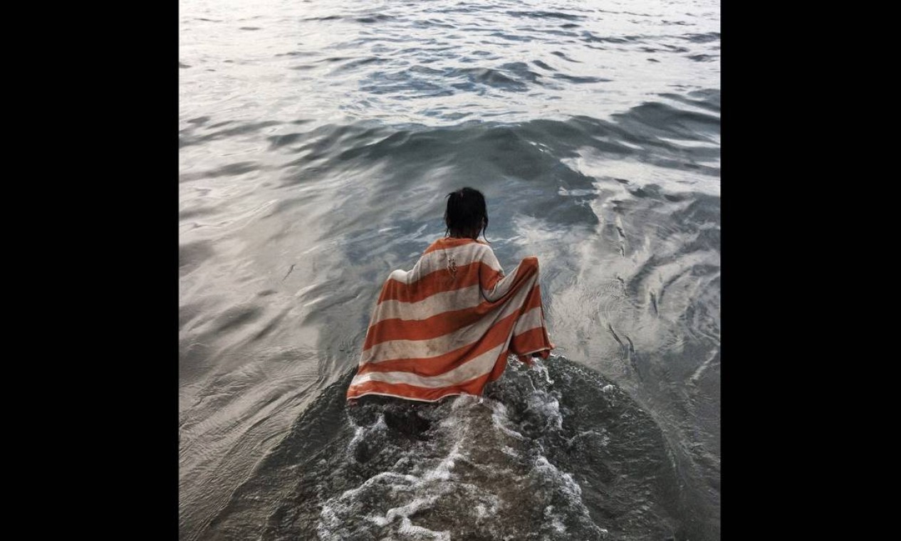 imagem integrante do Everyday Latin America, um dos perfis do projeto Everyday Everywhere. Uma menina entra no mar de San Pancho, no México. Foto: Danielle Villasana/Everyday Lati / ,