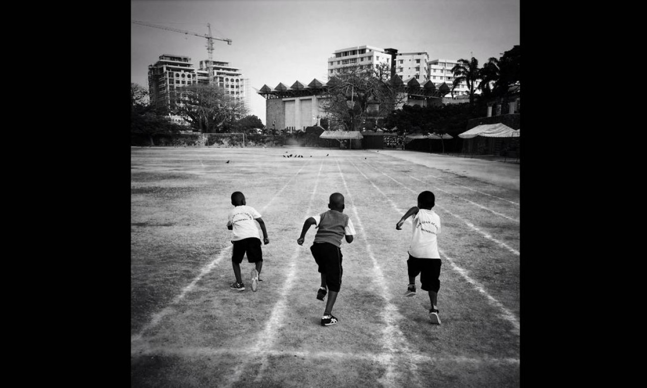 Imagem integrante do Everyday Africa, um dos perfis do projeto Everyday Everywhere.
Tres estudantes apostam corrida a caminho da escola, no Quênia Foto: Austin Merrill/Everyday Africa / .