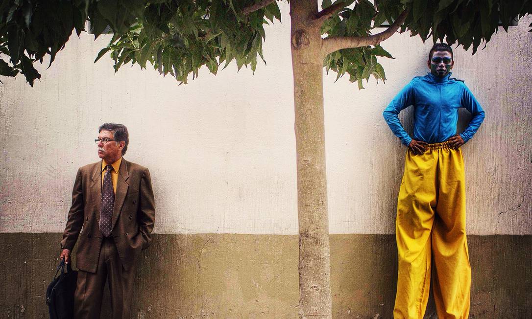 
Everyday Latin America. Artista de rua descansa ao lado de um engravatado durante uma passeata documentada pelo guatemalteco Saul Martinez, em junho.
Foto:
Wenbin Wu
/
Reprodução
