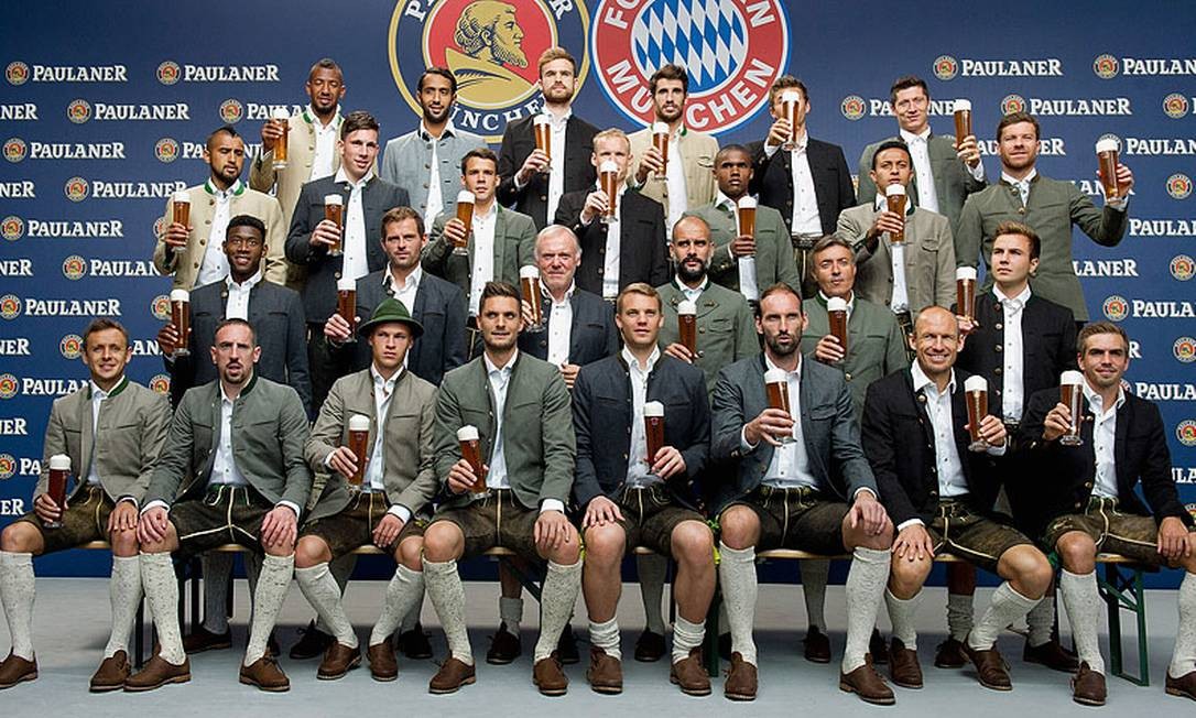 Jogadores do Bayern de Munique posam para fotos com cerveja na mão e roupas típicas Jornal O Globo