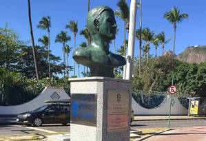 
Busto, esculpido por Edgar Duduvier, em frente à UFRJ na Urca
Foto: Divulgação