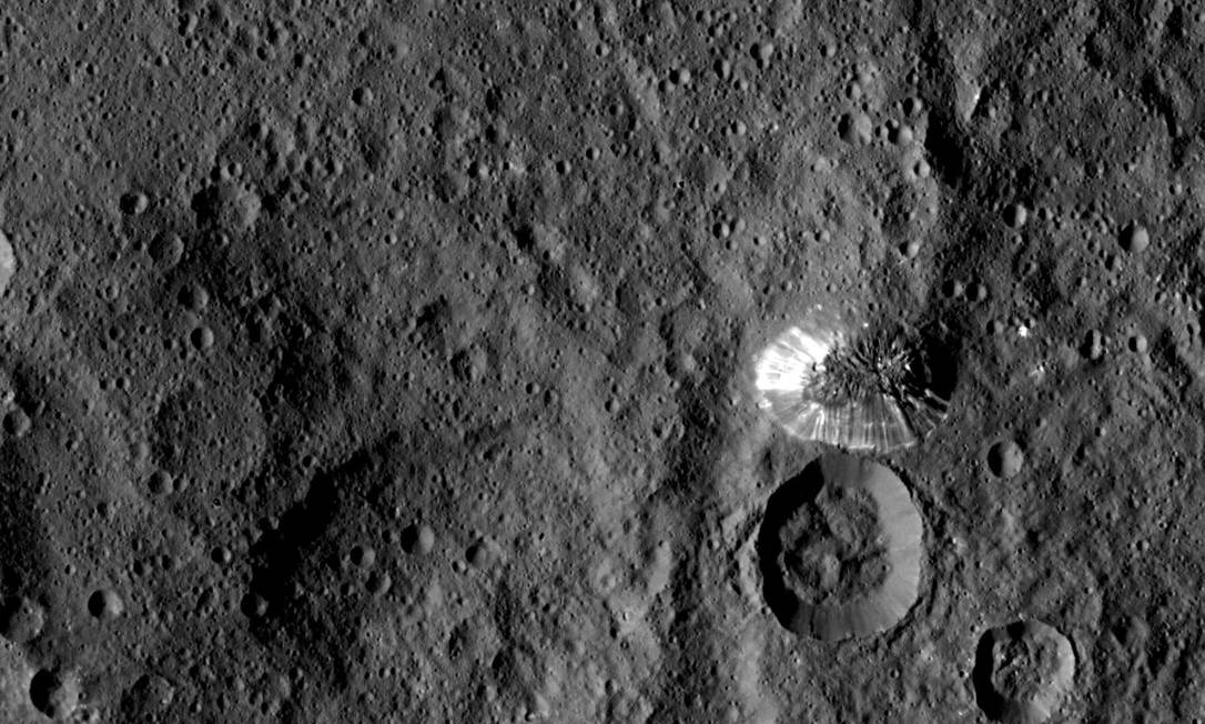 
Uma das novas imagens da sonda Dawn divulgadas nesta terça pela Nasa mostra a misteriosa montanha com formato de pirâmide e uma de suas faces extremamente brilhante na superfície do planeta-anão
Foto:
Nasa/JPL
