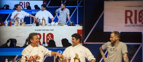 Claude Troisgros, Felipe Bronze e André Mifano cozinharam juntos pela primeira vez Foto: Adriana Lorete / O Globo