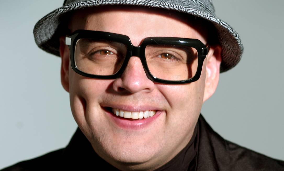 DJ Zé Pedro, que comanda o 'Rebobina' na TV, lançou 30 discos em quatro ...