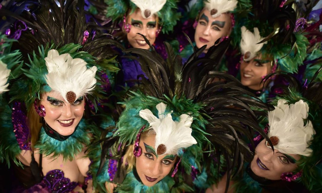 Passistas da The London School of Samba se preparam para o segundo dia de desfile do Carnaval de Notting Hill , zona oeste de Londres. Cerca de um milhão de pessoas são esperadas nos dois dias de evento pelas ruas do bairro. O evento existe desde 1960 e é considerado a maior manifestação popular de rua da Europa Foto: LEON NEAL / AFP