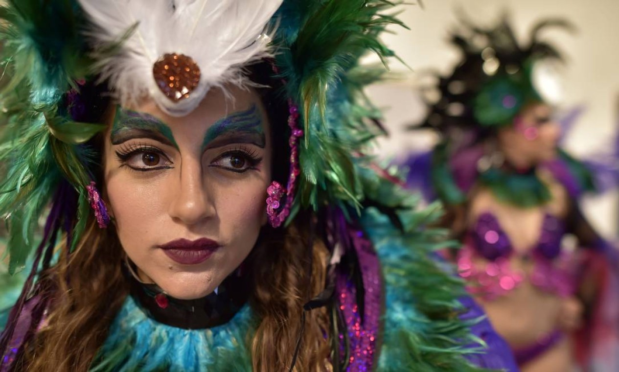 Passistas da The London School of Samba se preparam para o segundo dia de desfile do Carnaval de Notting Hill , zona oeste de Londres. O evento existe desde 1960 e é considerado a maior manifestação popular de rua da Europa, e celebra a influencia da imigraçao caribenha na região que hoje é uma das mais valorizadas para habitação Foto: LEON NEAL / AFP