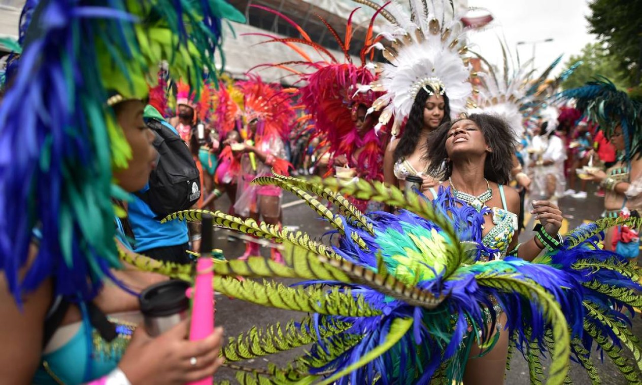 Passistas no segundo dia de desfile do Carnaval de Notting Hill, zona oeste de Londres. O evento existe desde 1960 e é considerado a maior manifestação popular de rua da Europa, e celebra a influencia da imigraçao caribenha na região Foto: LEON NEAL / AFP
