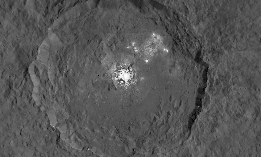 
Uma das imagens da cratera Occator captadas pela sonda Dawn com suas intrigantes regiões mais brilhantes
Foto:
Nasa/JPL-Caltech
