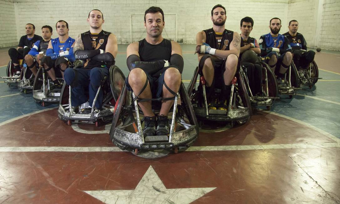 Time de futebol em cadeira de rodas se prepara para campeonato