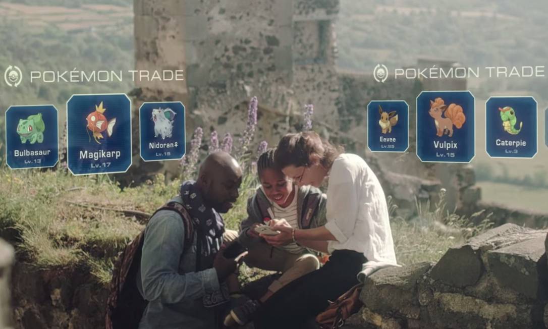 Os jogadores podem trocar os Pokémon, que têm diferentes níveis de força e os gamers parecem ganhar uma espécie de granada virtual para capturá-los mundo afora Foto: Reprodução / YouTube
