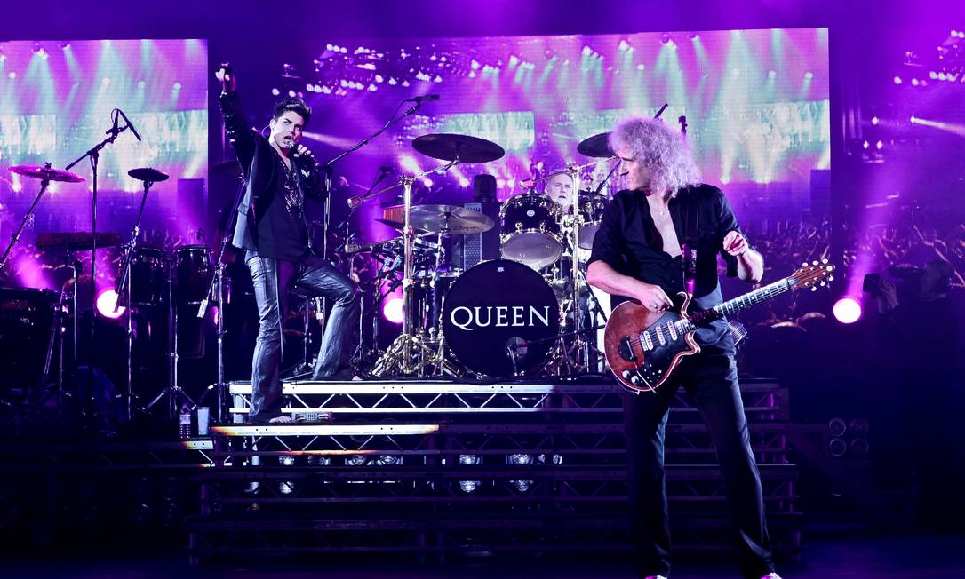 
Queen + Adam Lambert. O vocalista americano conheceu o guitarrista Brian May e o baterista Roger Taylor em 2009, quando tocaram juntos no programa de TV “American Idol”; três anos depois, eles estariam saindo juntos em turnê
Foto:
/
Divulgação

