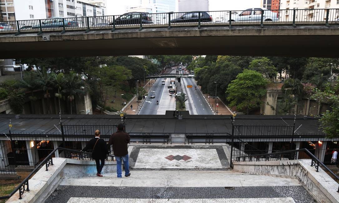 Com vista para avenida, cafeteria e restaurante, Mirante 9 ...