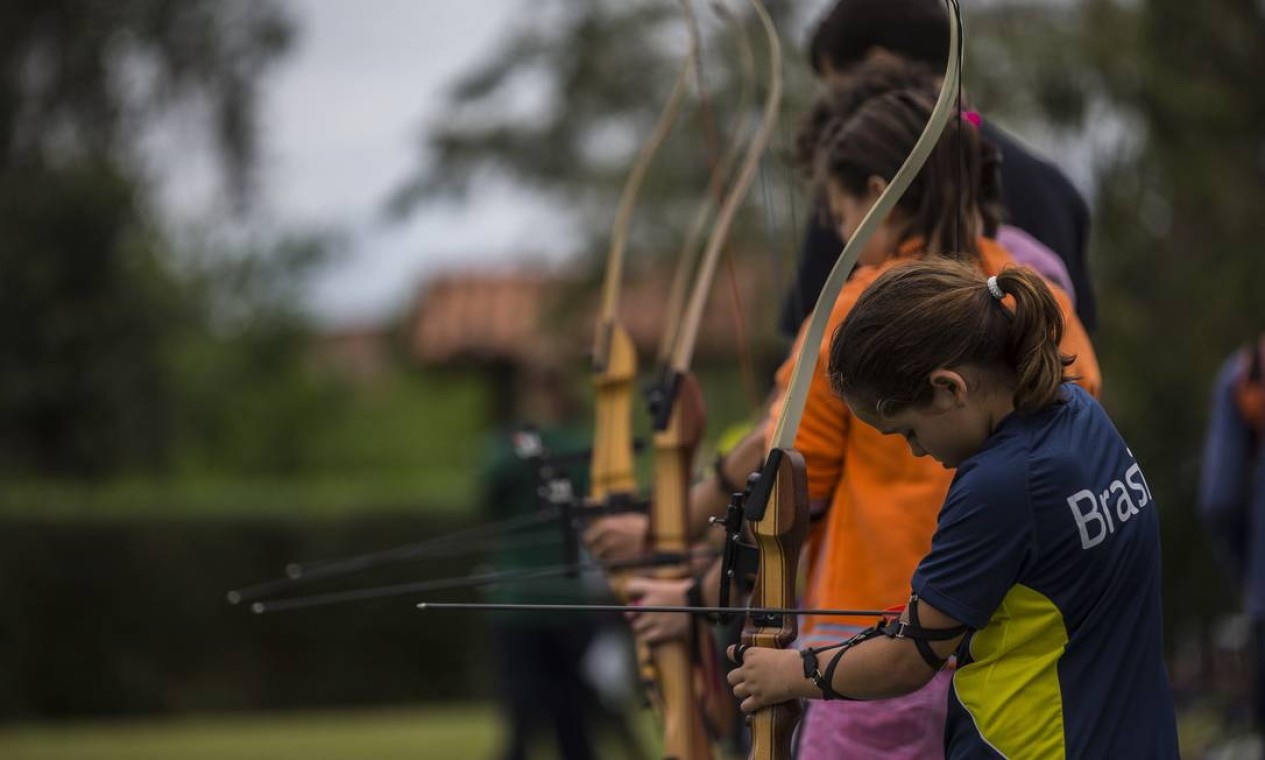 Centro de treinamento de tiro com arco em Maricá recebe um grande número de interessados em praticar o esporte Foto: Alexandre Cassiano / Agência O Globo